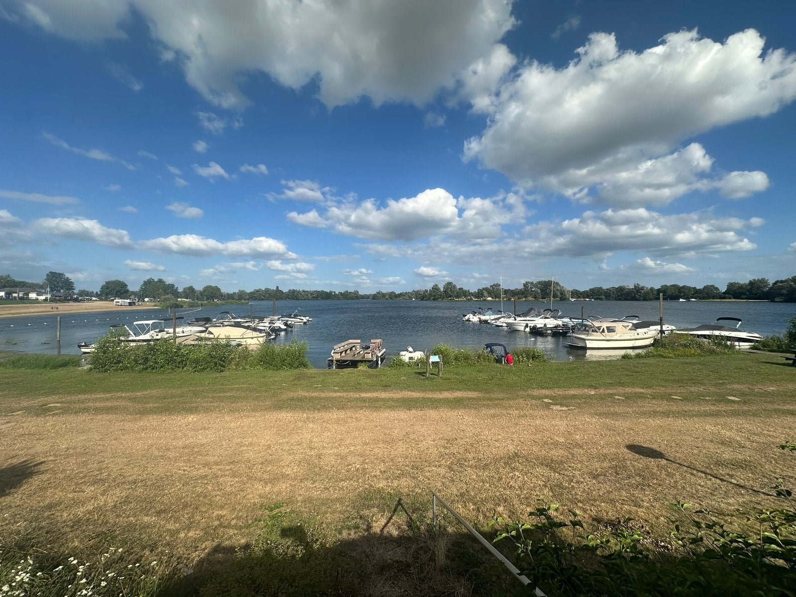 Modern chalet direct aan het water, Groene Eiland Appeltern, Caravans en Kamperen