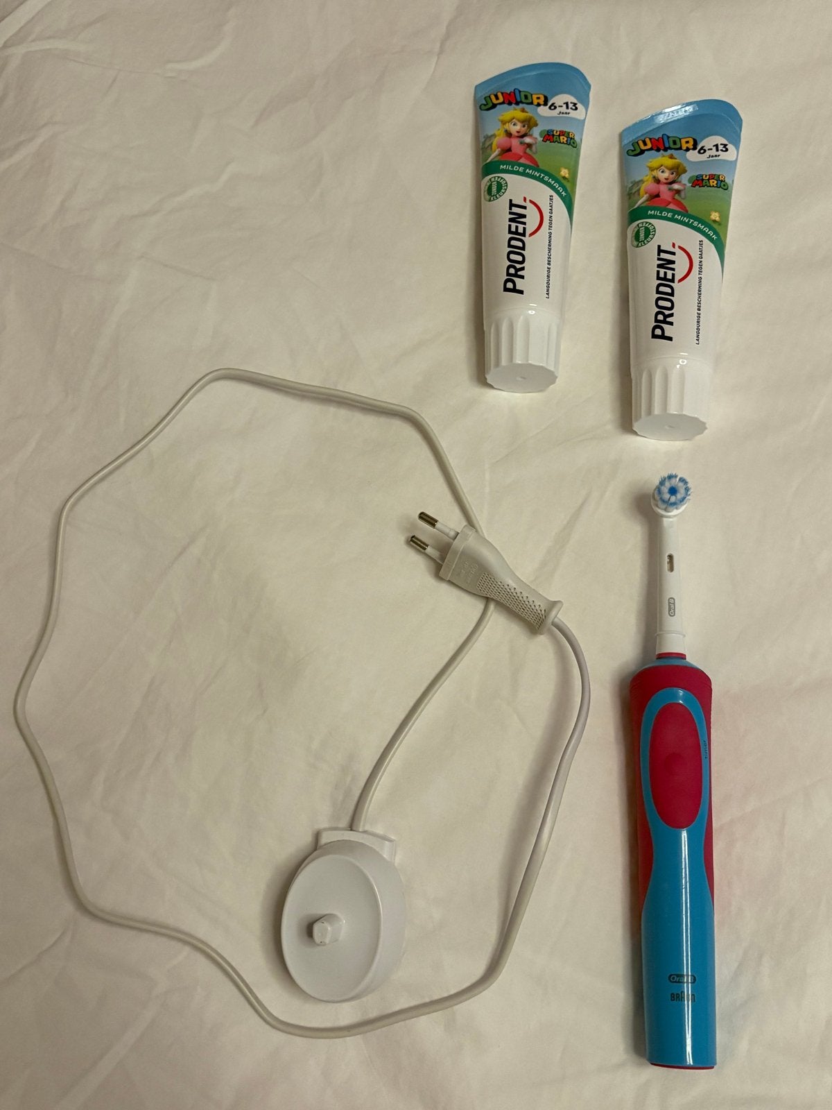 Oral-B elektrische tandenborstel met tandpasta 2 tubes, Ophalen of Verzenden, Zo goed als nieuw, Tandenborstel