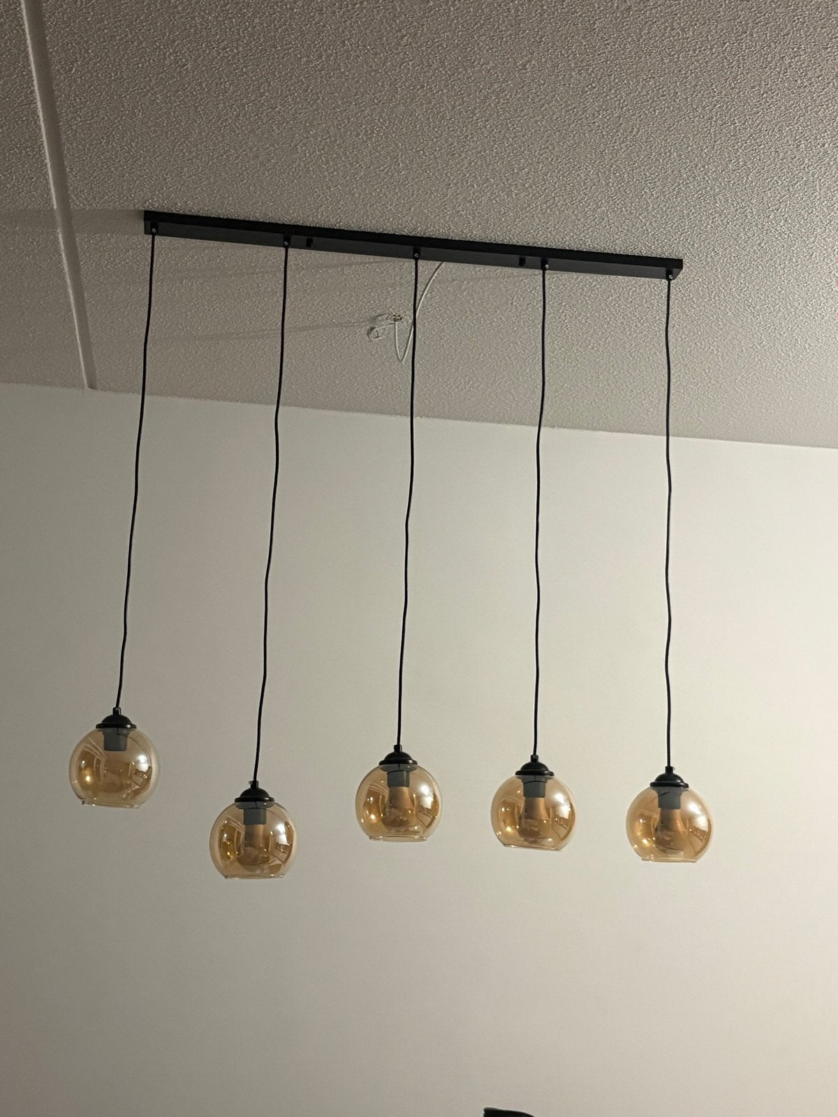Hanglamp met 5 verstelbare amberkleurige glazen bollen, Huis en Inrichting, Lampen | Hanglampen, Ophalen, Gebruikt, Glas, E27 (groot)