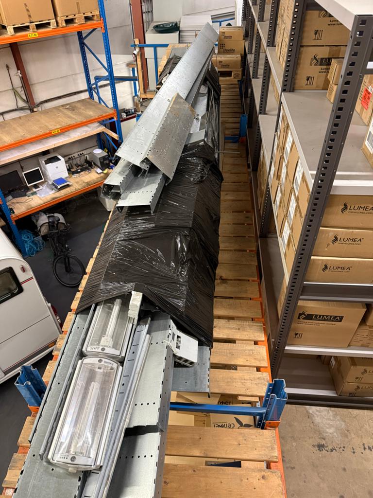 Metalen kabelgoten met lampen voor magazijn/werkplaats, Doe-het-zelf en Verbouw, Elektra en Kabels, Ophalen, Gebruikt, Overige typen