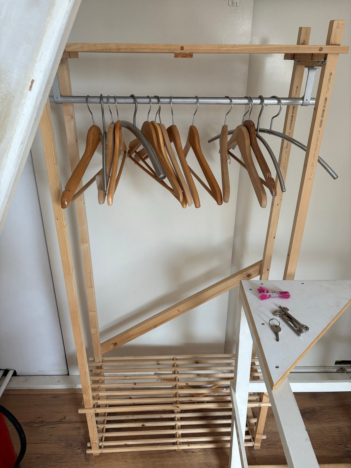 Kledingrek met hangers, Ophalen, Gebruikt, Hout, Volwassenen