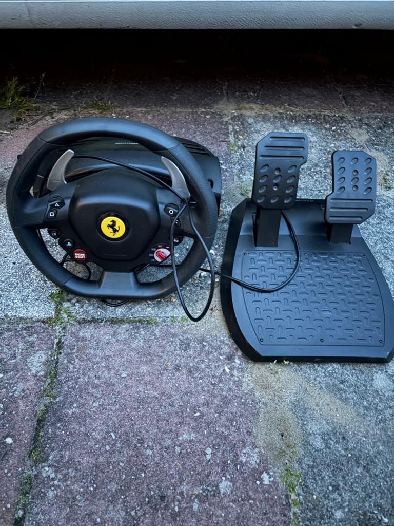 Thrustmaster Ferrari racestuur met pedalen, Racestuur, Gebruikt, Thrustmaster, PlayStation