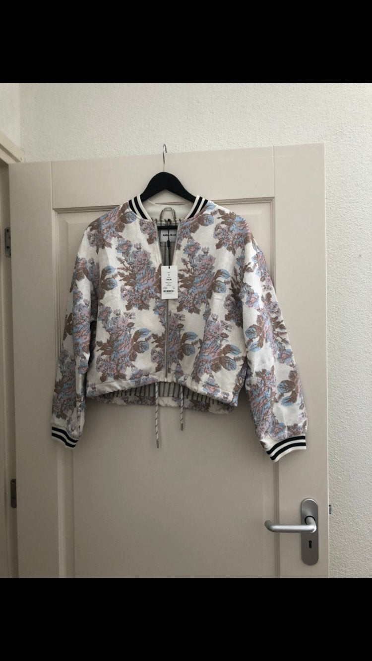 Anna Blue bomberjack met bloemenprint, maat S, nieuw, Kleding | Dames, Ophalen of Verzenden, Nieuw, Maat 36 (S), Meerkleurig
