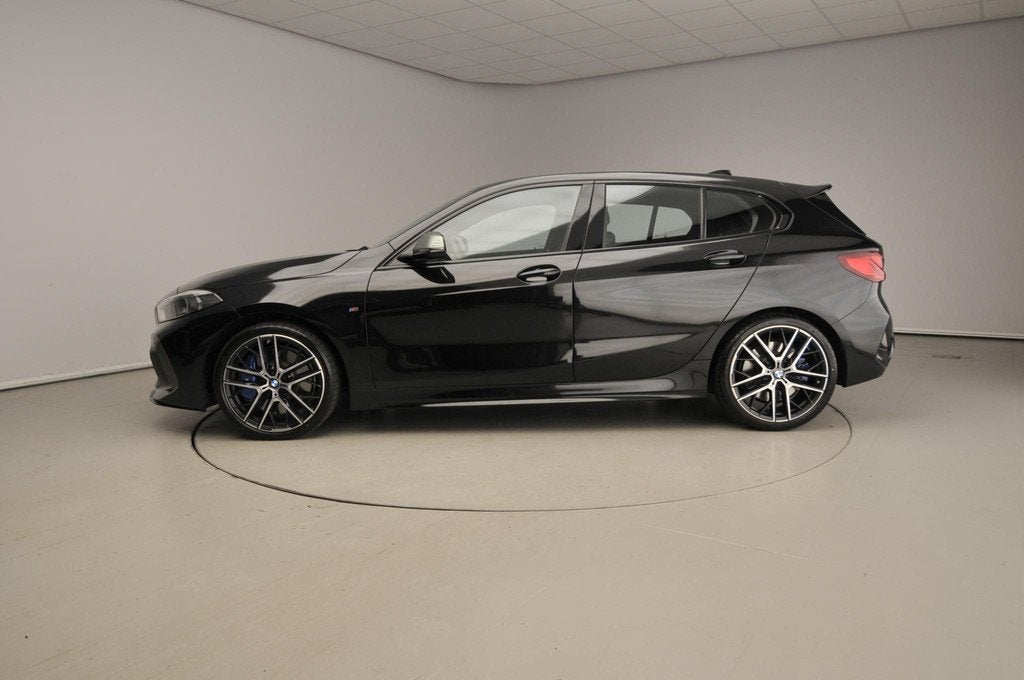 BMW 1 Serie 5-deurs M135i xDrive M-Sportpakket | LED | HUD |, Auto's, BMW, Stof, Gebruikt, 4 cilinders, Zwart