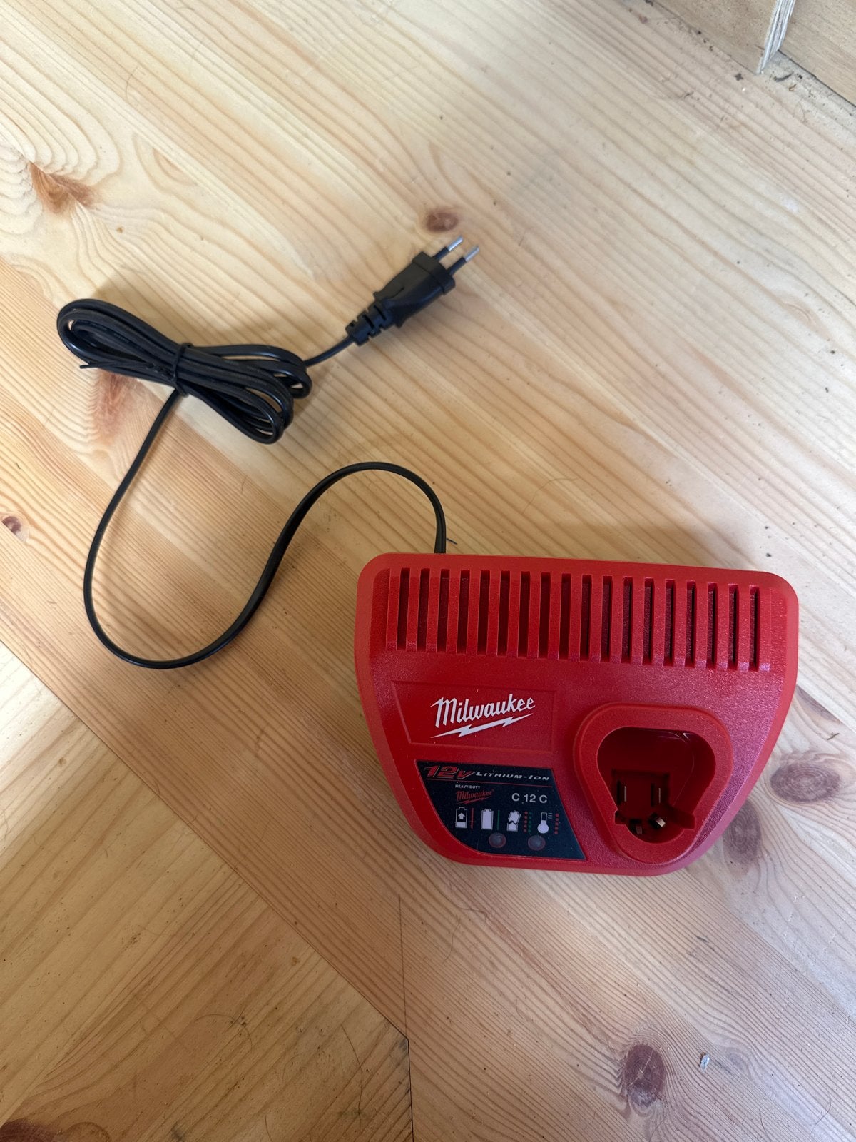 Milwaukee Accu Lader M12 C12 C, Ophalen of Verzenden, Gebruikt