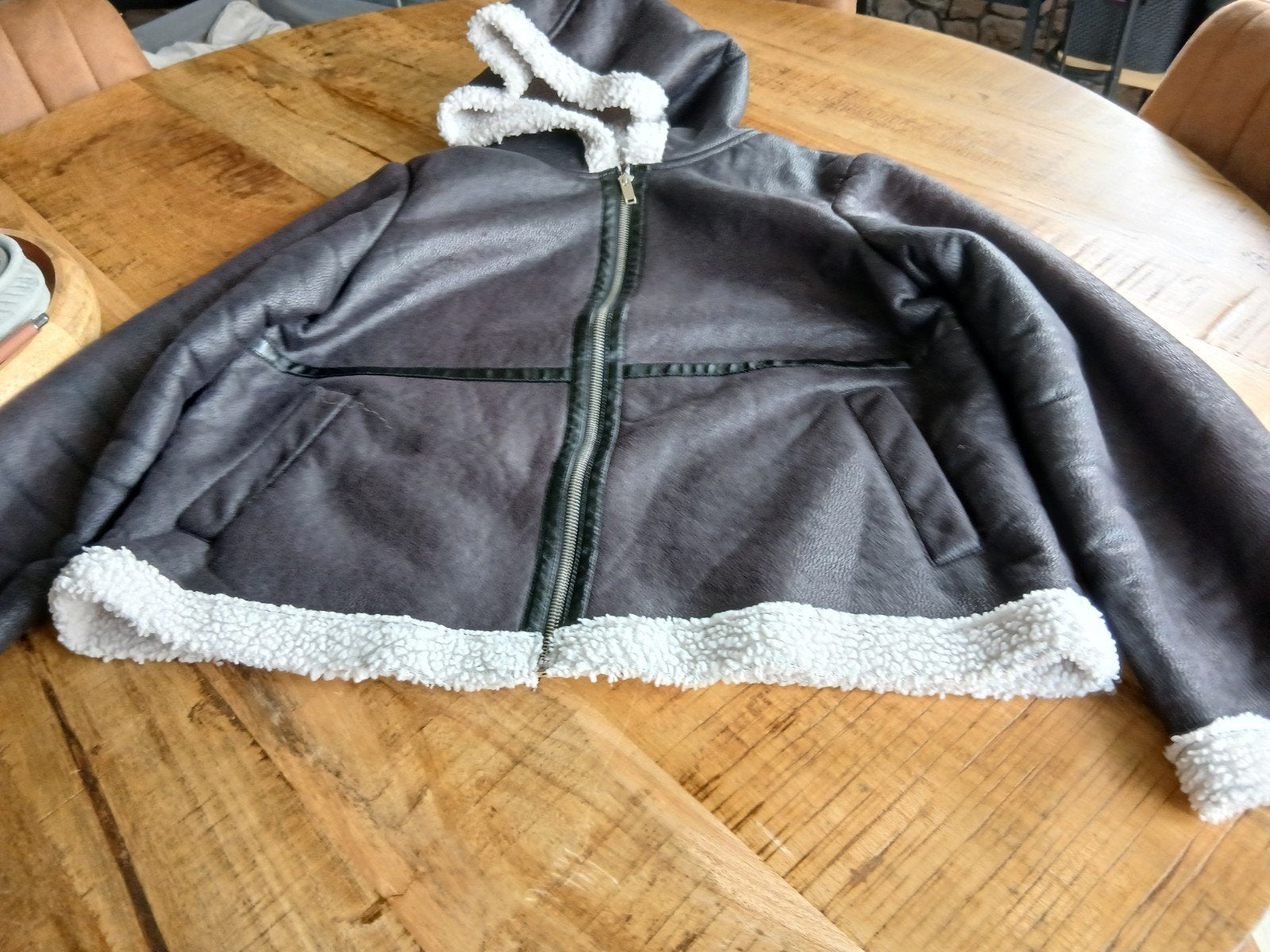 Zwarte jas met teddy voering en capuchon maat 38, Maat 38/40 (M), Ophalen of Verzenden, Onbekend, Grijs