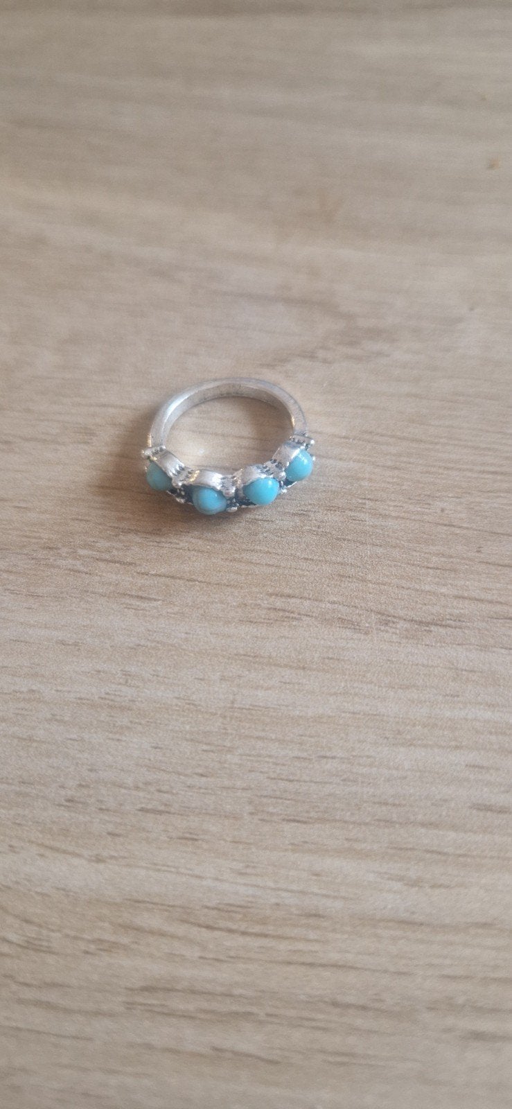 Zilverkleurige ring met turquoise steentjes - Maat 7 cm, Ophalen of Verzenden