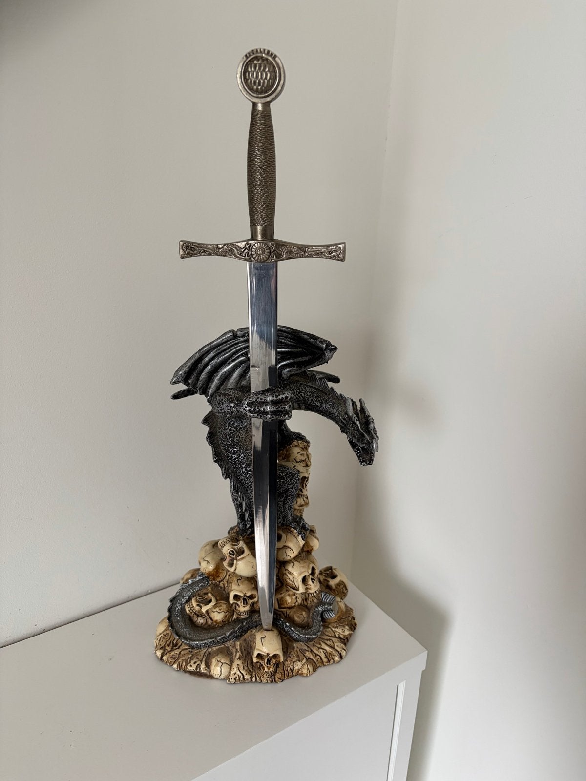 Decoratief zwaard met drakenstandaard en schedels, Ophalen, Zo goed als nieuw