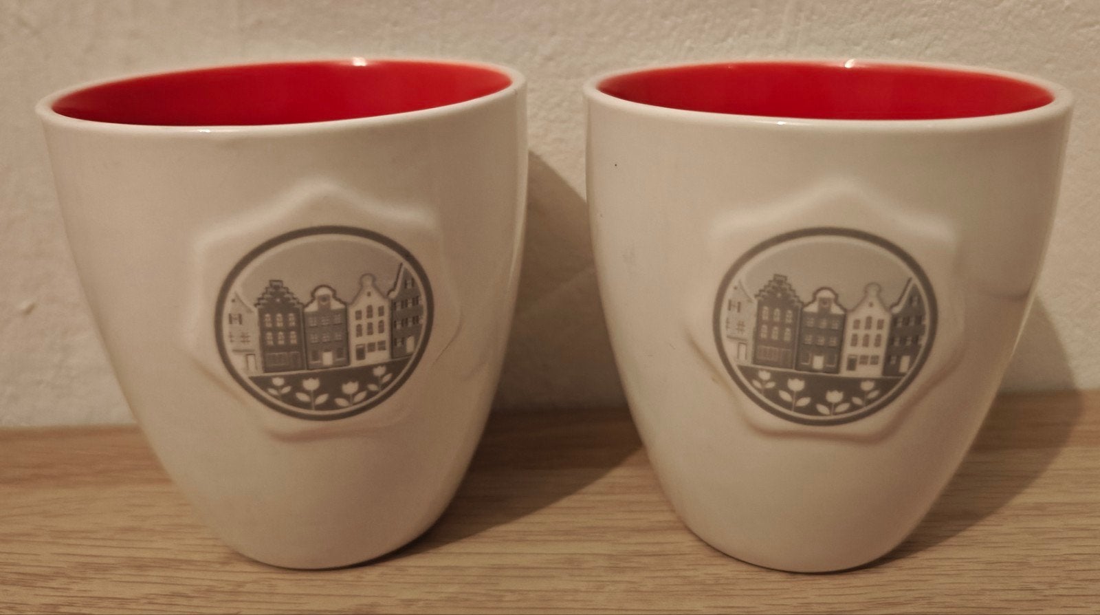 2 Postcodeloterij kopjes - Amsterdam grachtenpandjes, Huis en Inrichting, Overige merken, Keramiek, Ophalen of Verzenden, Zo goed als nieuw