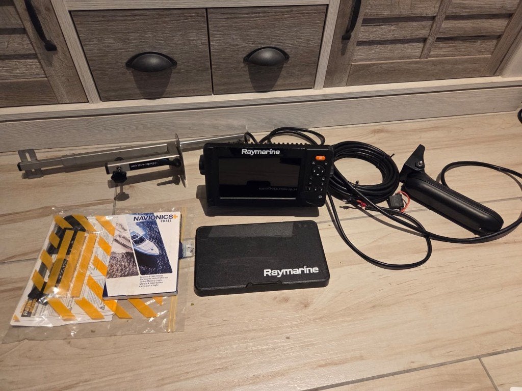 Raymarine Element 7 met Transducer en Navionics water kaart, Ophalen, Gebruikt, Kaartplotter of Fish Finder
