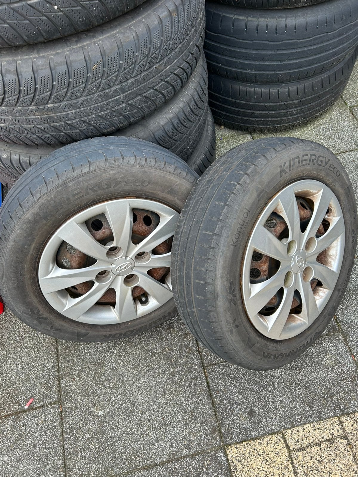 Hyundai i10 2x velgen en banden met wieldoppen 155/70R13, Gebruikt, 155 mm, 13 inch, Banden en Velgen