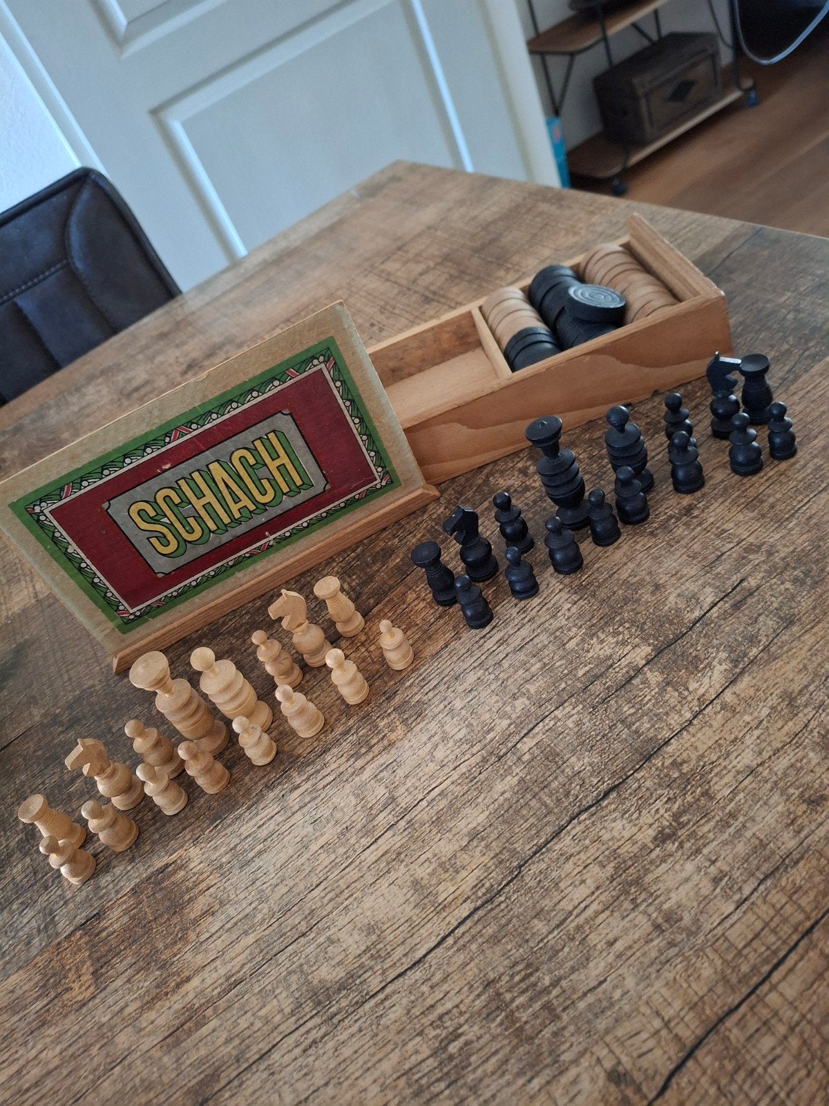 schaakstukken met damstenen  in kistje, Ophalen of Verzenden