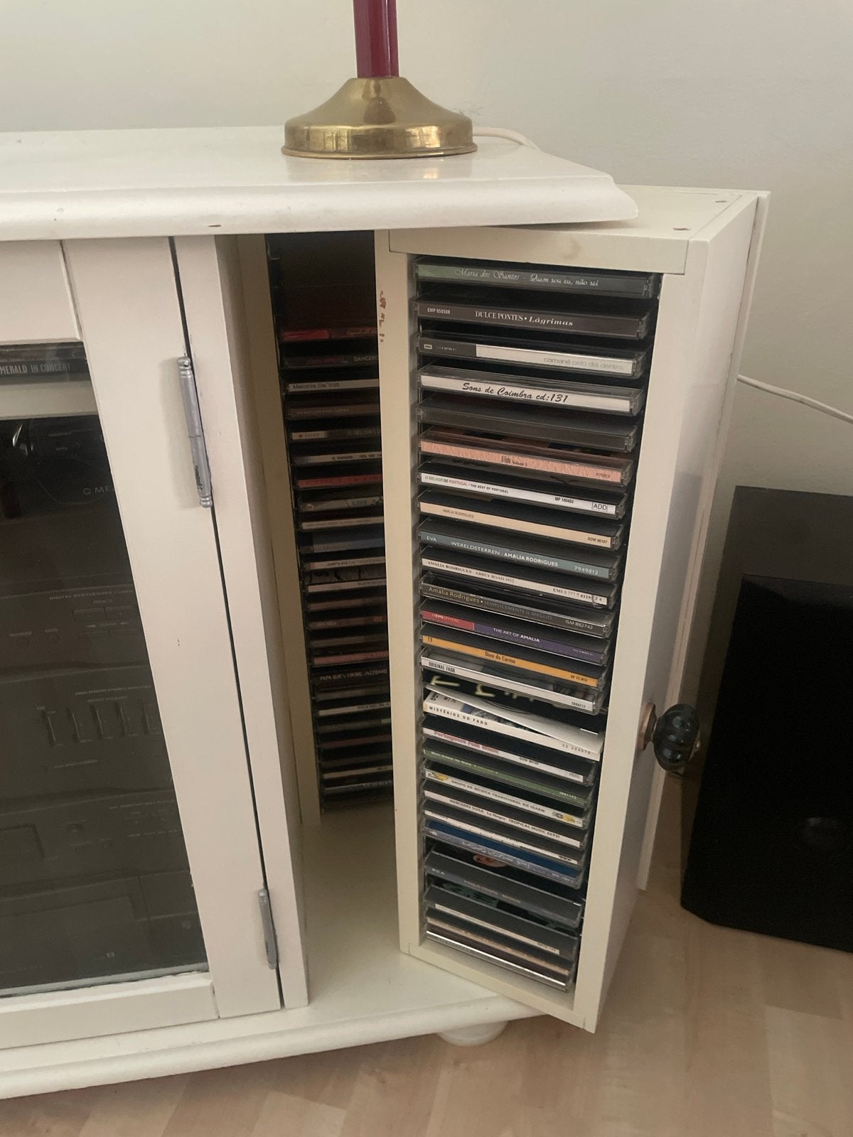 Foto 3 van Witte CD/DVD-kast met opbergruimte voor audioapparatuur
