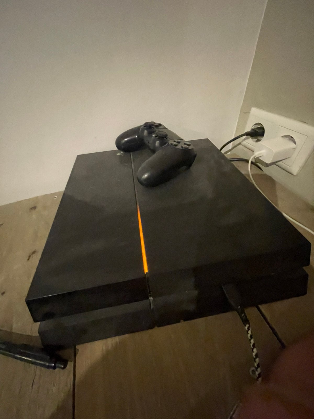 PS4 met 2 controllers en 4 games, Met 2 controllers, Ophalen of Verzenden, Original, Gebruikt