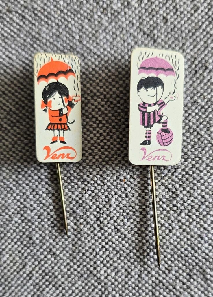 Vintage Venz Speldjes - Jongen en Meisje, Verzamelen, Speldjes, Pins en Buttons, Ophalen of Verzenden, Gebruikt, Figuurtje, Speldje of Pin