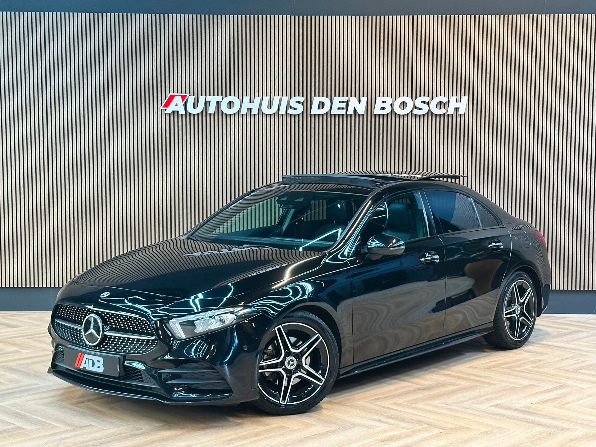 Mercedes-Benz A-klasse 200 AMG Line - Pano - Ambiance - ACC, Auto's, Gebruikt, 4 cilinders, 1290 kg, Bedrijf