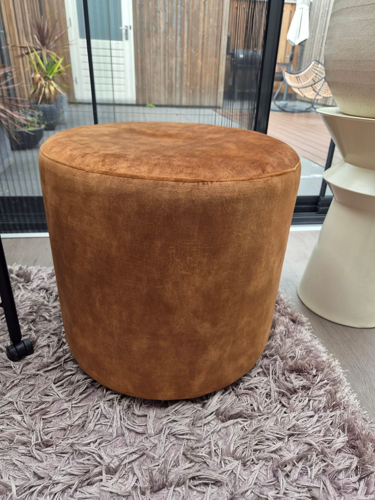 Mooie ronde poef in cognac kleur, Huis en Inrichting, Banken | Voetenbanken en Poefen, Ophalen, Minder dan 50 cm, Rond, Zo goed als nieuw
