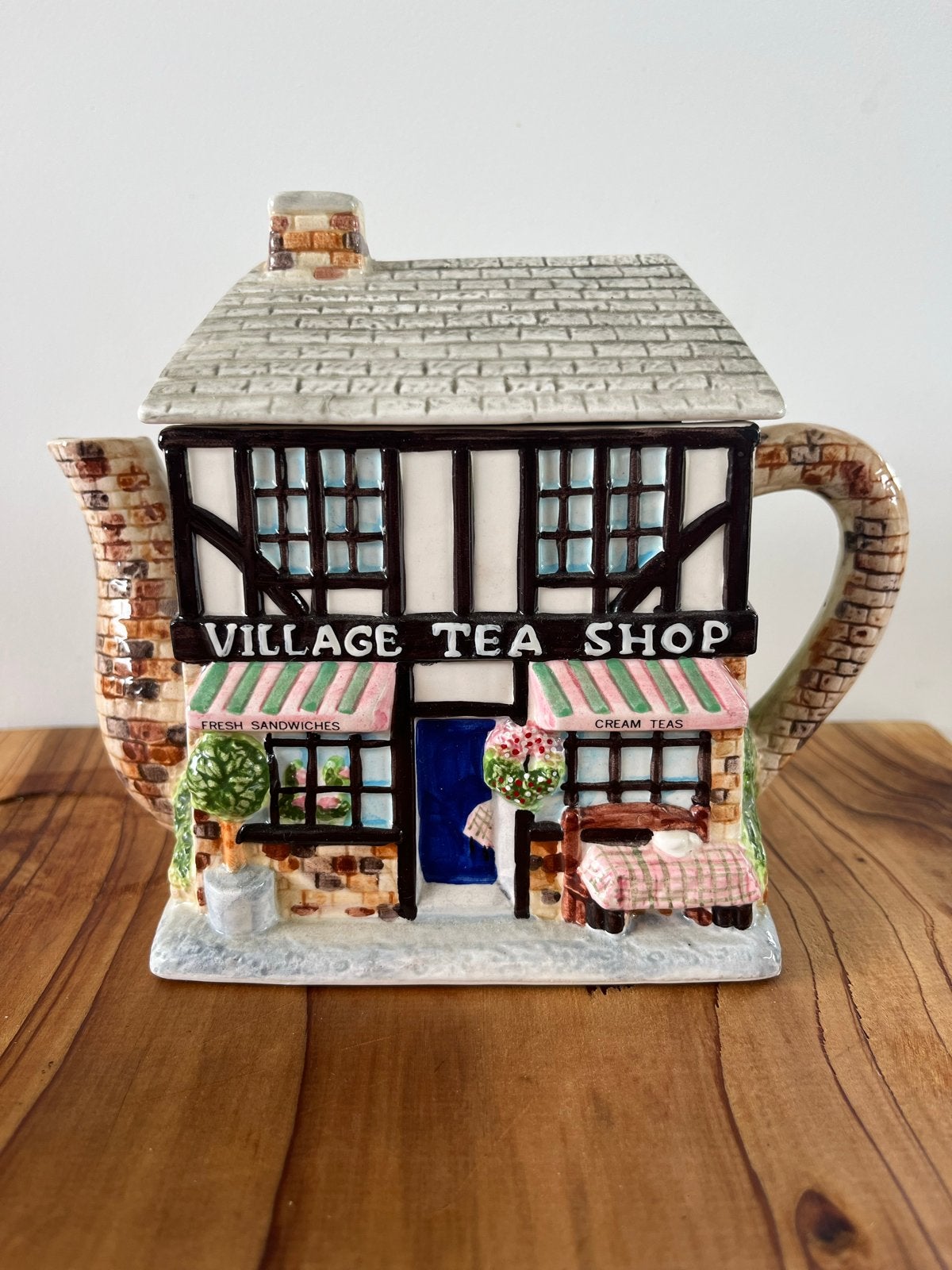 Decoratieve Theepot 'The Village Tea Shop' - Keramiek, Ophalen of Verzenden