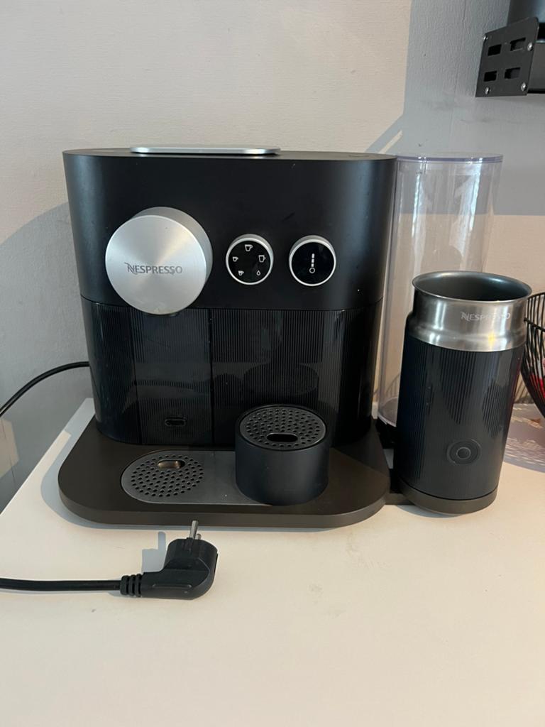 Nespresso Koffiezetapparaat met melkopschuimer, Witgoed en Apparatuur, Ophalen, Gebruikt, Koffiemachine