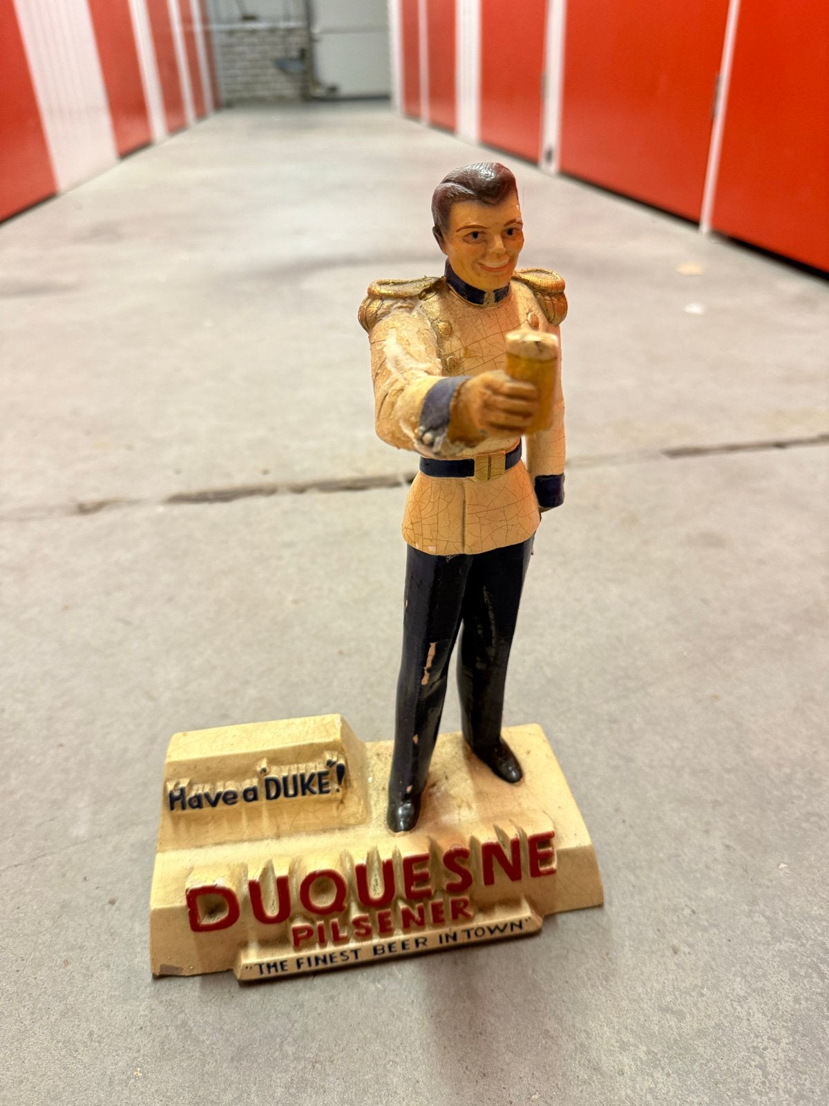 Vintage Duquesne Pilsner 'Have a Duke!' Reclame Beeldje, Verzamelen, Ophalen of Verzenden, Gebruikt