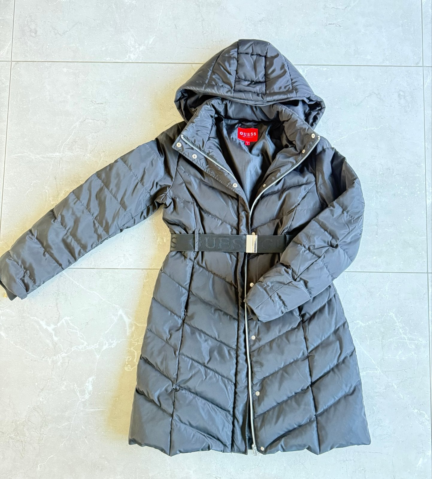 Zo goed als nieuwe Guess lange donsjas met riem, maat M, Ophalen of Verzenden, Zo goed als nieuw, Maat 38/40 (M), Zwart