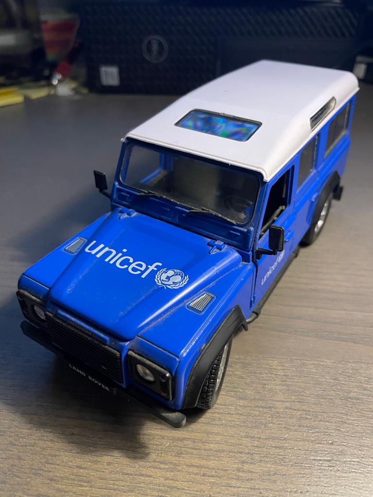 Land Rover Defender schaalmodel 1:24 unicef, Ophalen of Verzenden, Zo goed als nieuw, Overige merken