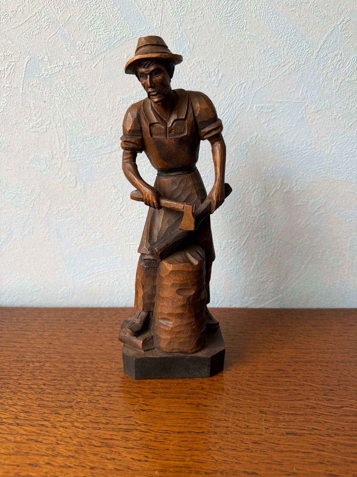 Vintage houten beeldje van een man met bijl, 'Ouro', Antiek en Kunst, Ophalen of Verzenden, Handgemaakt, 20 - 50 cm, Beeld