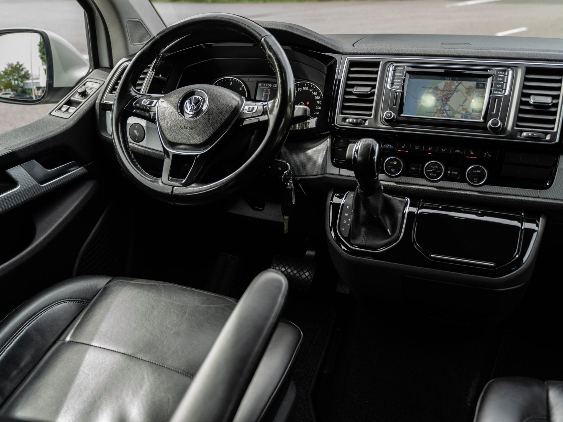 Volkswagen Transporter 2.0 TDI L2H1 DC 4MOTION | AUTOMAAT |, Auto's, Automaat, Dealer onderhouden, 15 km/l, Gebruikt