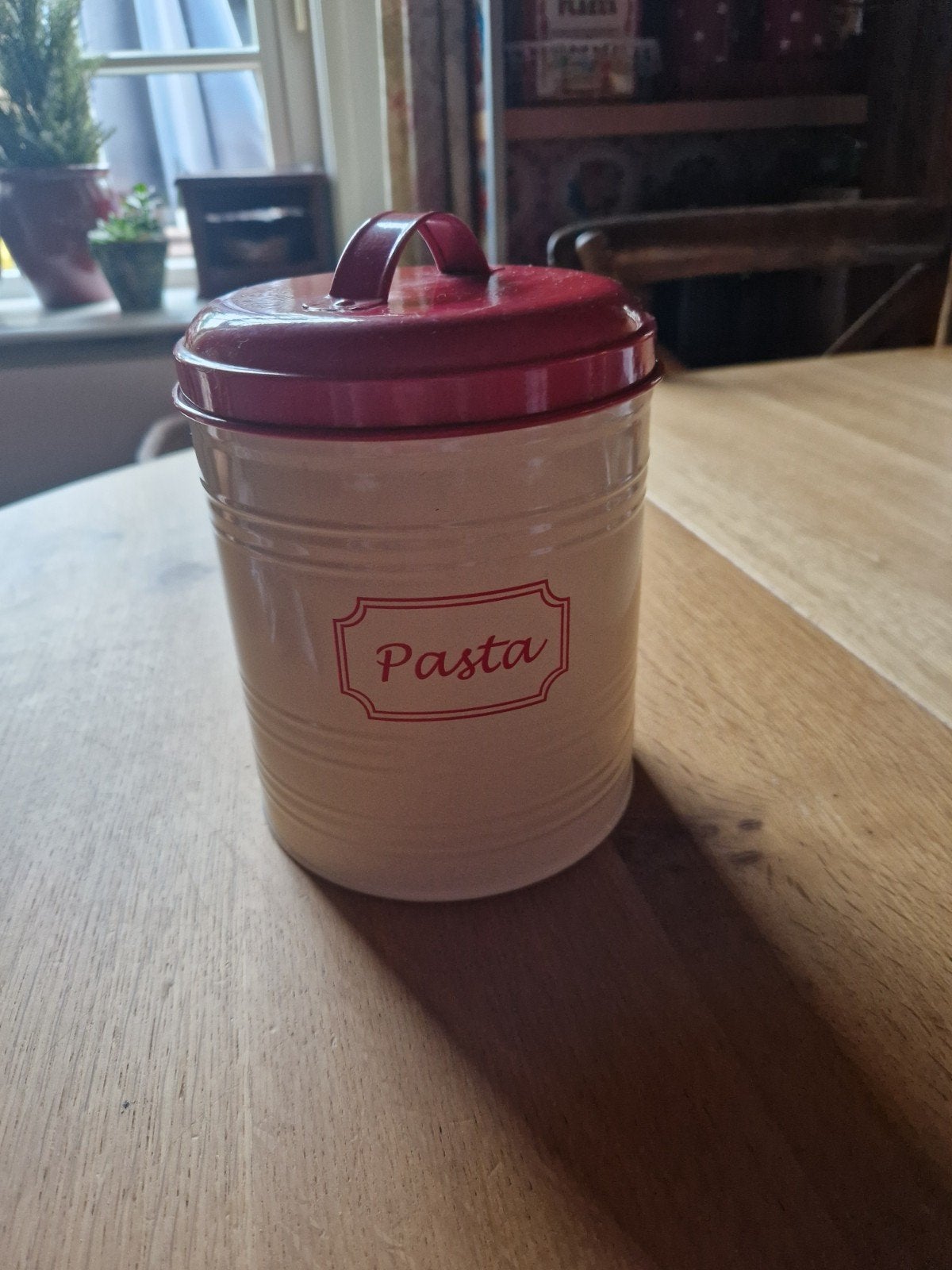 Landelijke pasta voorraadbus - Crème met rood deksel, Voorraadpot, Ophalen of Verzenden, Metaal, Wit