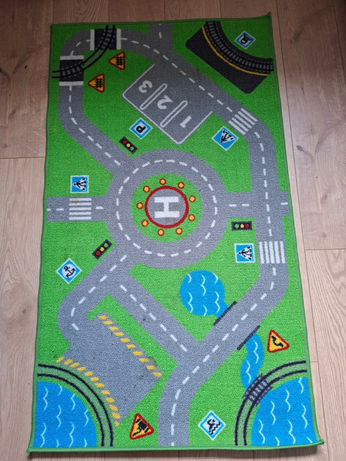 Speelkleed met wegen en helikopterplatform - 132x75 cm, Kinderen en Baby's, Ophalen of Verzenden, Gebruikt, Speelkleed