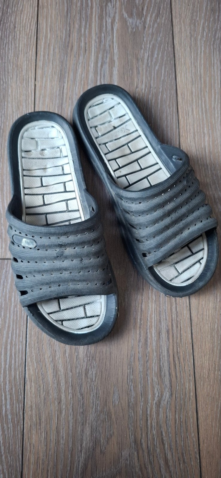 Gedragen grijze slippers, maat 42/43, Ophalen of Verzenden