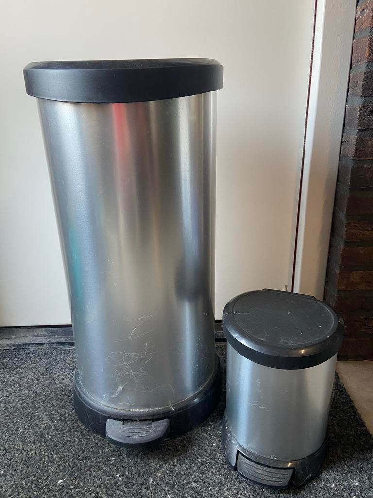 2 Curver vuilnisbakken - zilverkleurig met pedaal, Ophalen, Kunststof, Gebruikt, Met pedaal