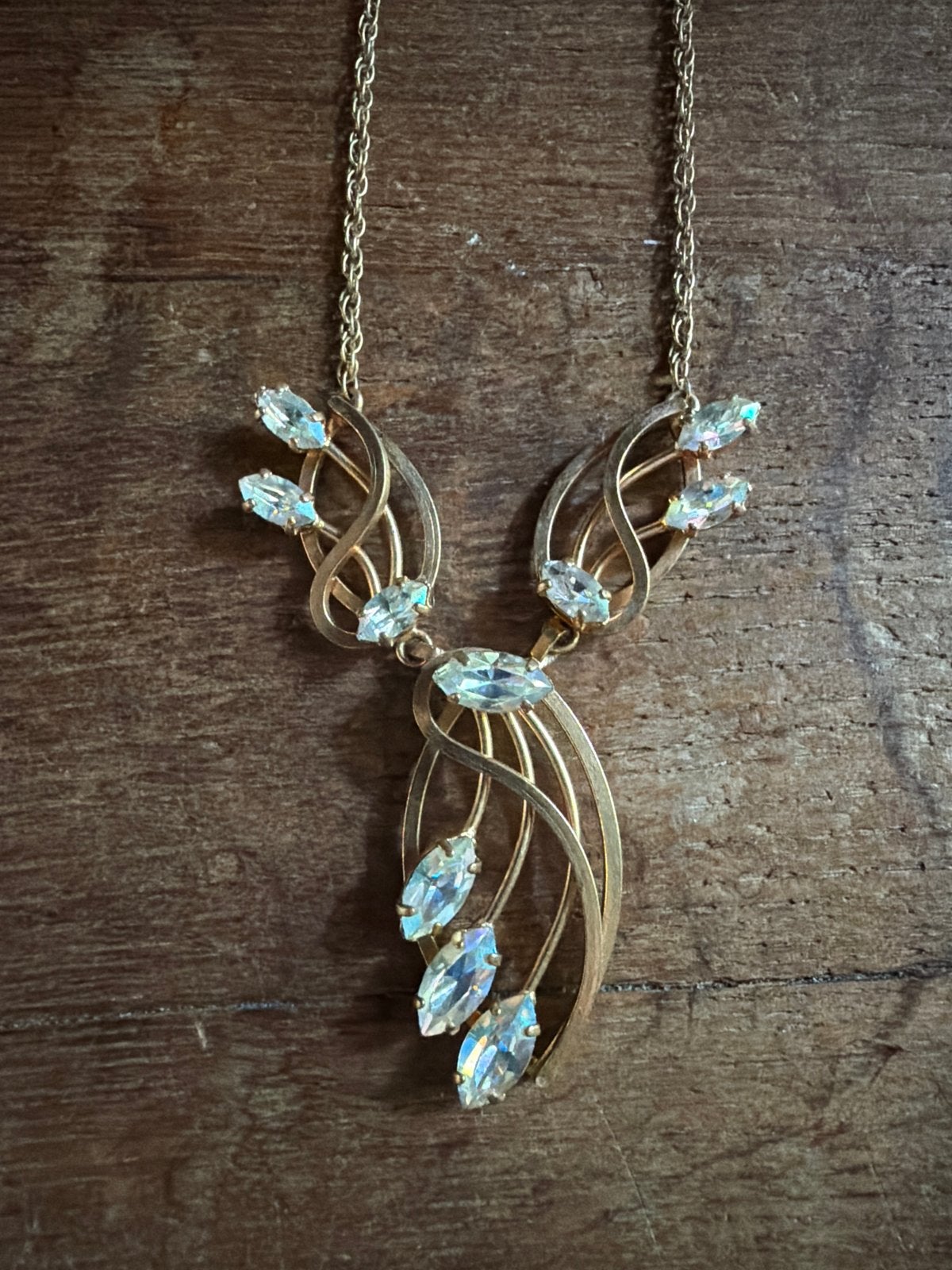 Vintage Goudkleurige Ketting met Kristallen Hanger, Ophalen of Verzenden, Zo goed als nieuw, Goud, Overige materialen