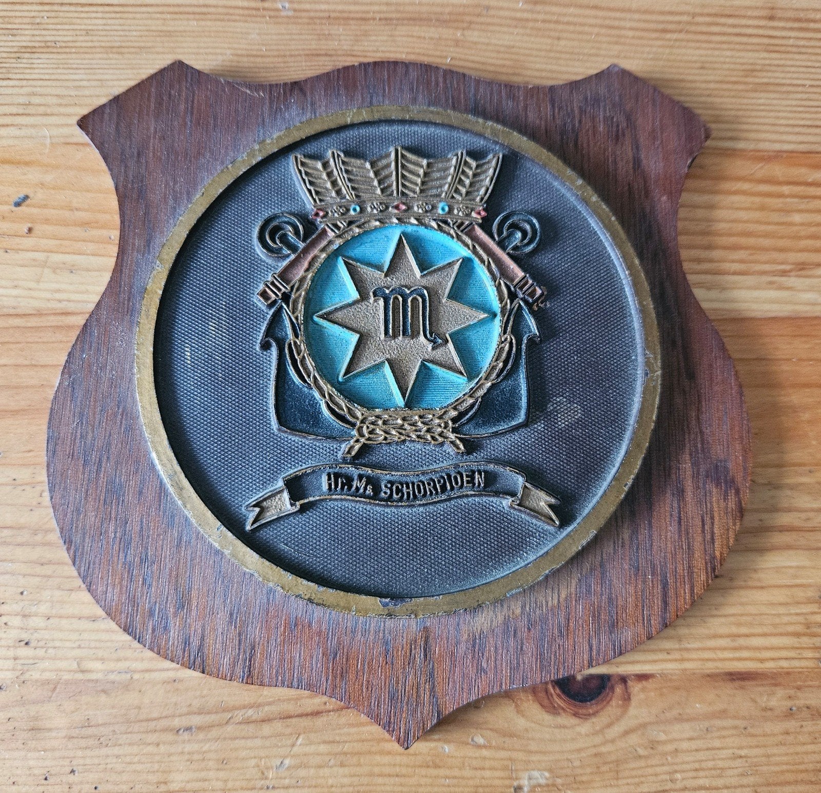 Wapenschildje Hr.Ms.Schorpioen, Ophalen of Verzenden, Marine, Nederland, Kunstobject