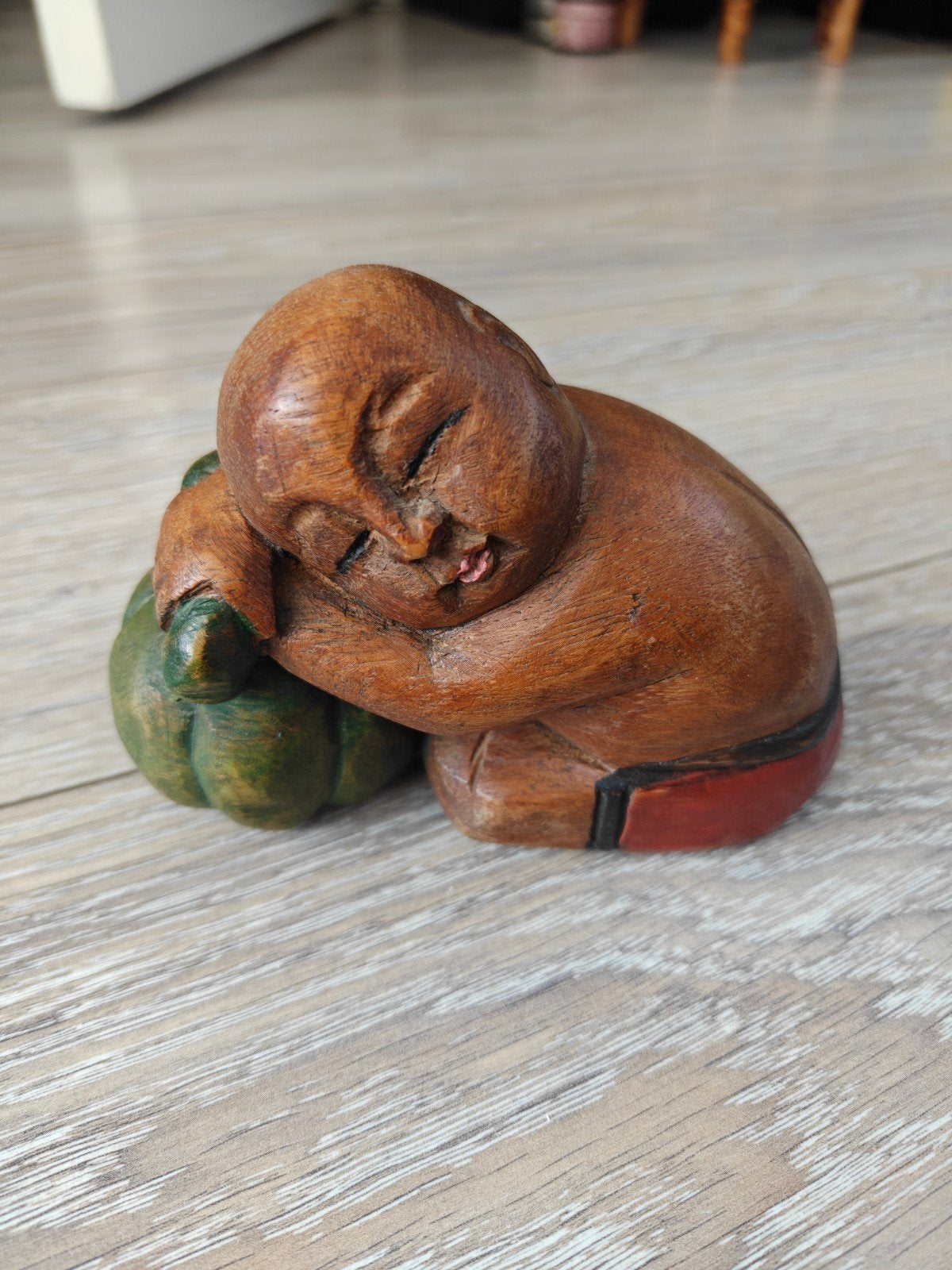 Houten beeldje slapende monnik met pompoen 10cm, Minder dan 20 cm, Handgemaakt, Ophalen of Verzenden, Beeld