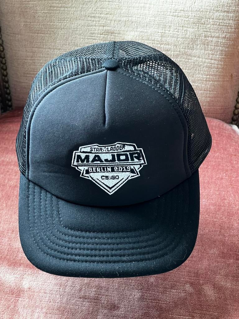 StarLadder Major Berlin 2019 CS:GO Trucker Cap, Ophalen, Zo goed als nieuw, One size fits all, Pet