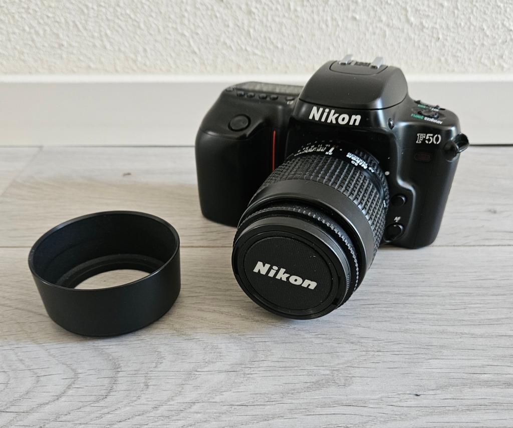 Nikon F50 met Nikon lens 35 x 80., Audio, Tv en Foto, Fotocamera's Analoog, Ophalen of Verzenden, Zo goed als nieuw, Spiegelreflex