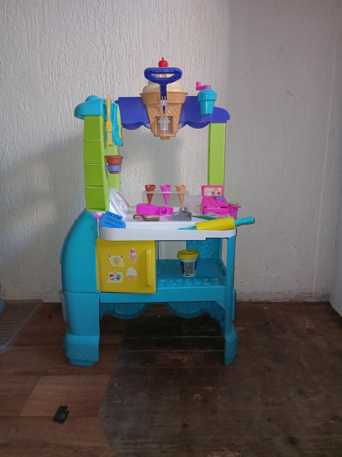 Play-Doh ijssalon en speelset met (veel!!) accessoires, Ophalen of Verzenden, Gebruikt, Knutselen