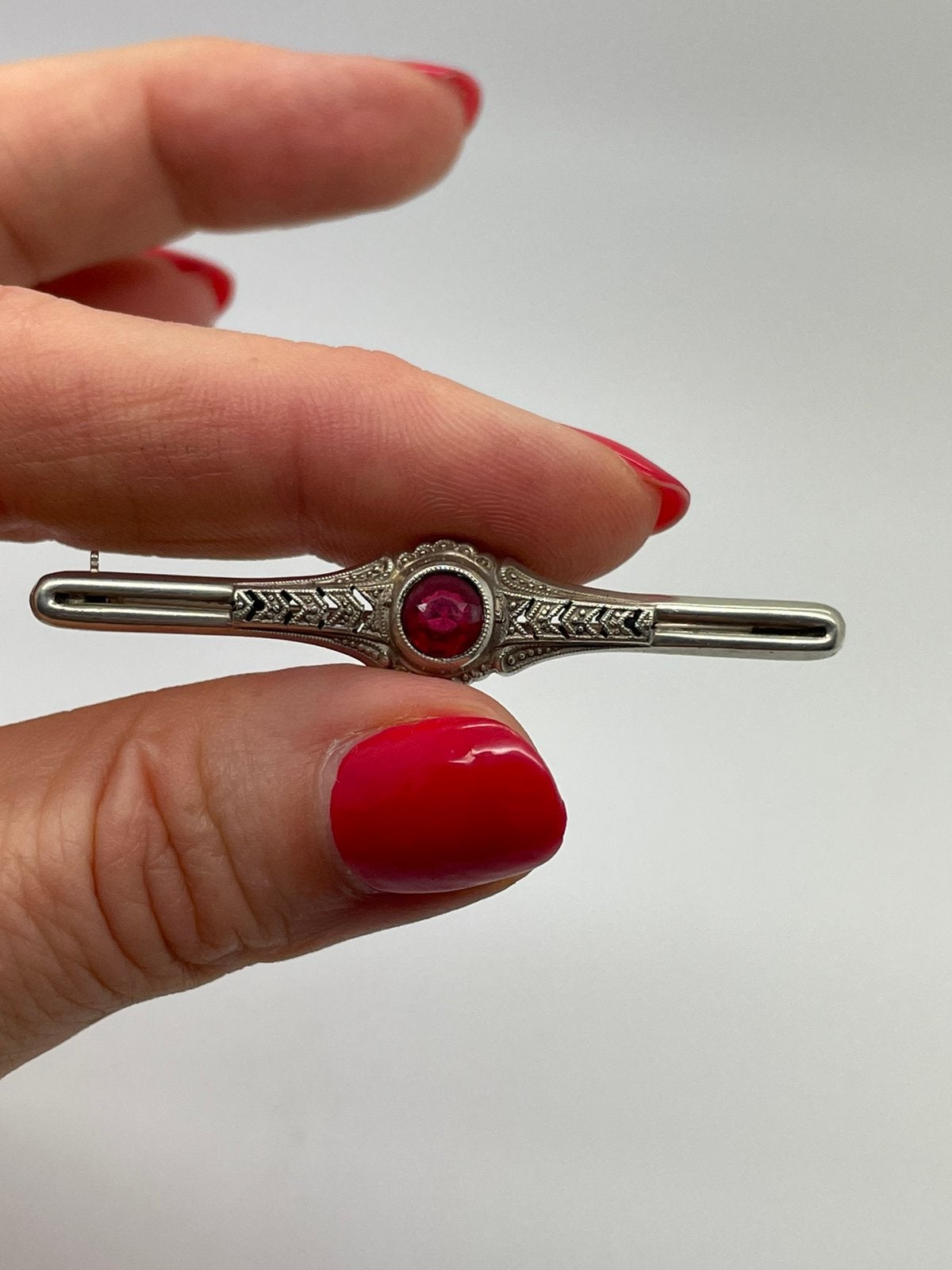 E482 Prachtige zilveren antieke broche rode steen, Ophalen of Verzenden, Zilver, Broche, Met edelsteen