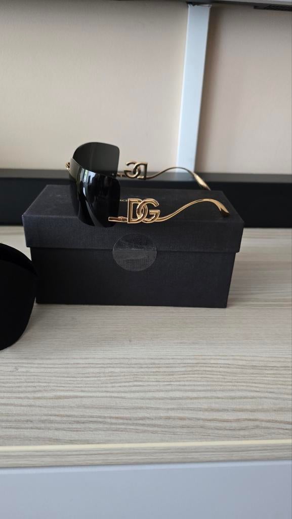 Dolce & Gabbana Zonnebril met Gouden Details, Zonnebril, Zwart, Ophalen of Verzenden, Zo goed als nieuw