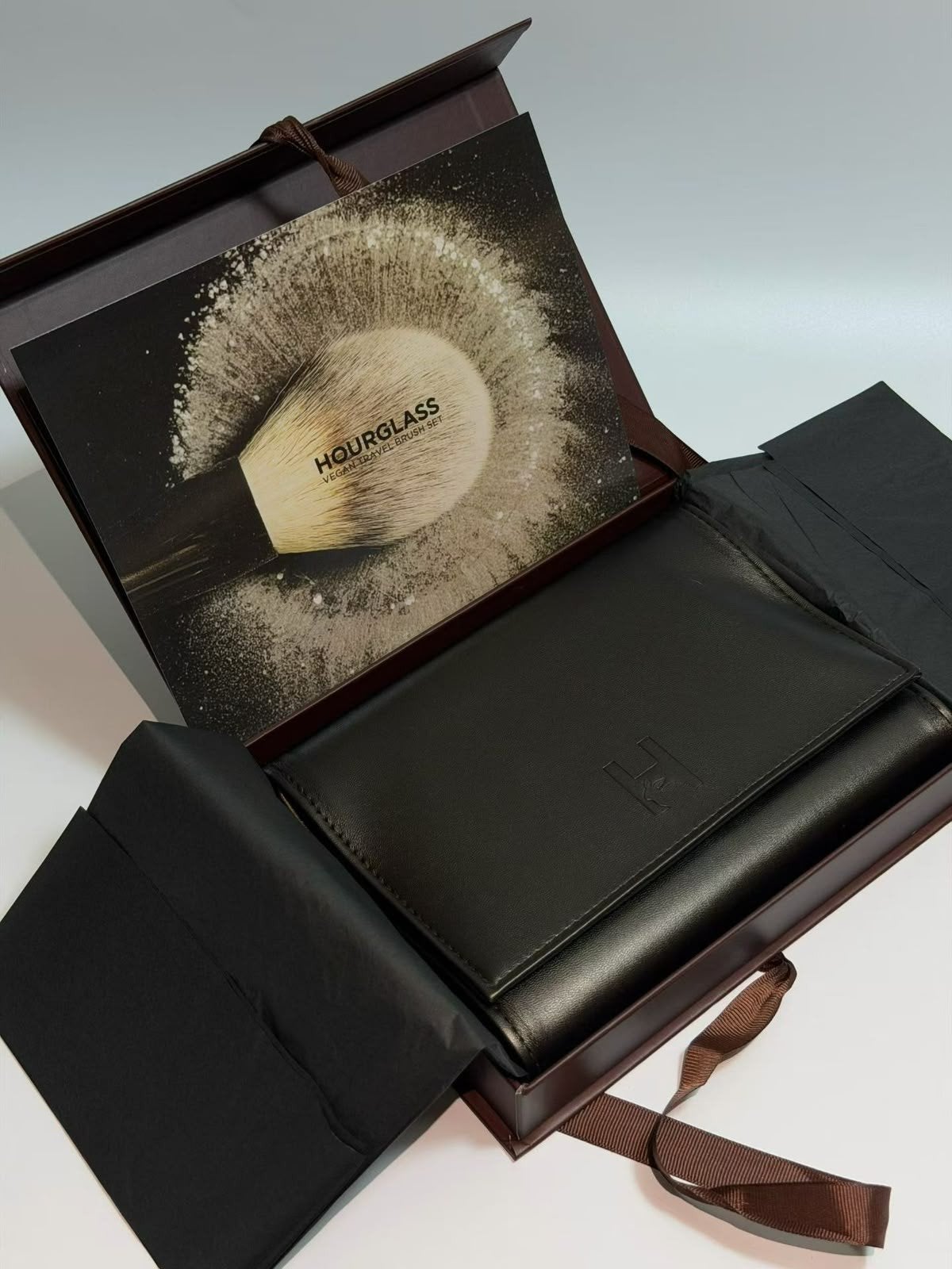Hourglass Vegan Travel Brush Set - Nieuw in doos, Bruin, Gehele gezicht, Nieuw, Ophalen of Verzenden