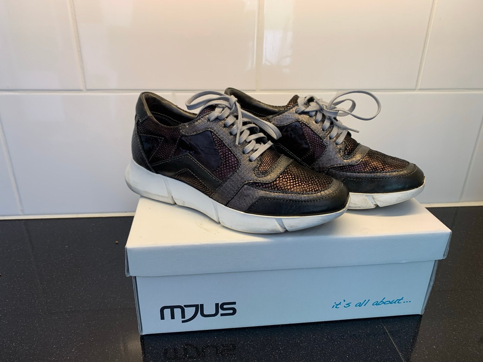 Mjus sneakers zwart, brons/grijs accenten, maat 38, Zwart, Ophalen of Verzenden, Sneakers of Gympen, Gedragen