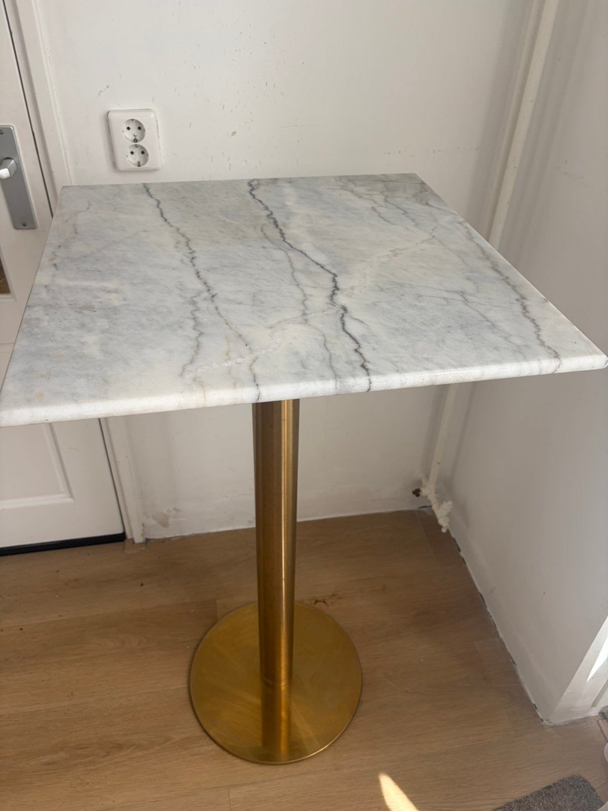 Marmeren bijzettafel met gouden voet, Huis en Inrichting, Tafels | Eettafels, Minder dan 50 cm, 50 tot 100 cm, Vierkant, Tot twee personen