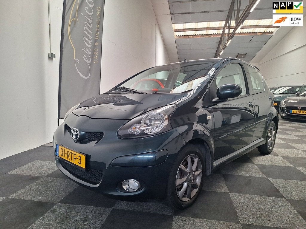 Toyota Aygo Aspiration Navigator uitv. 3e eig. 73.000 km NAP, Voorwielaandrijving, Euro 5, Gebruikt, Zwart