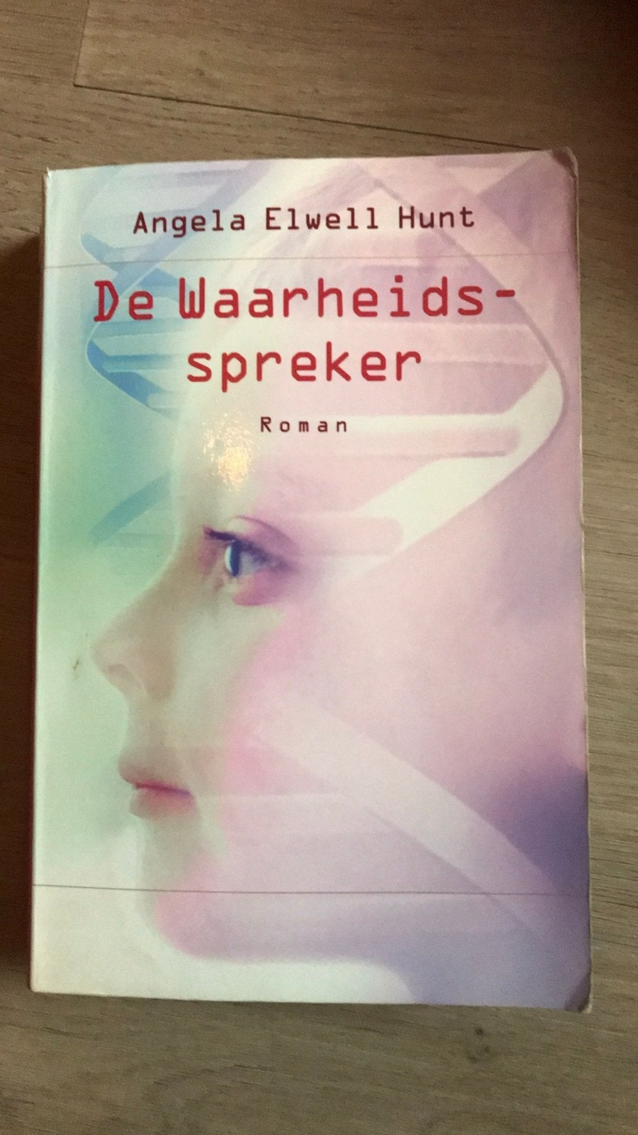 De Waarheidsspreker - Angela Elwell Hunt Roman, Ophalen of Verzenden, Zo goed als nieuw, Nederland