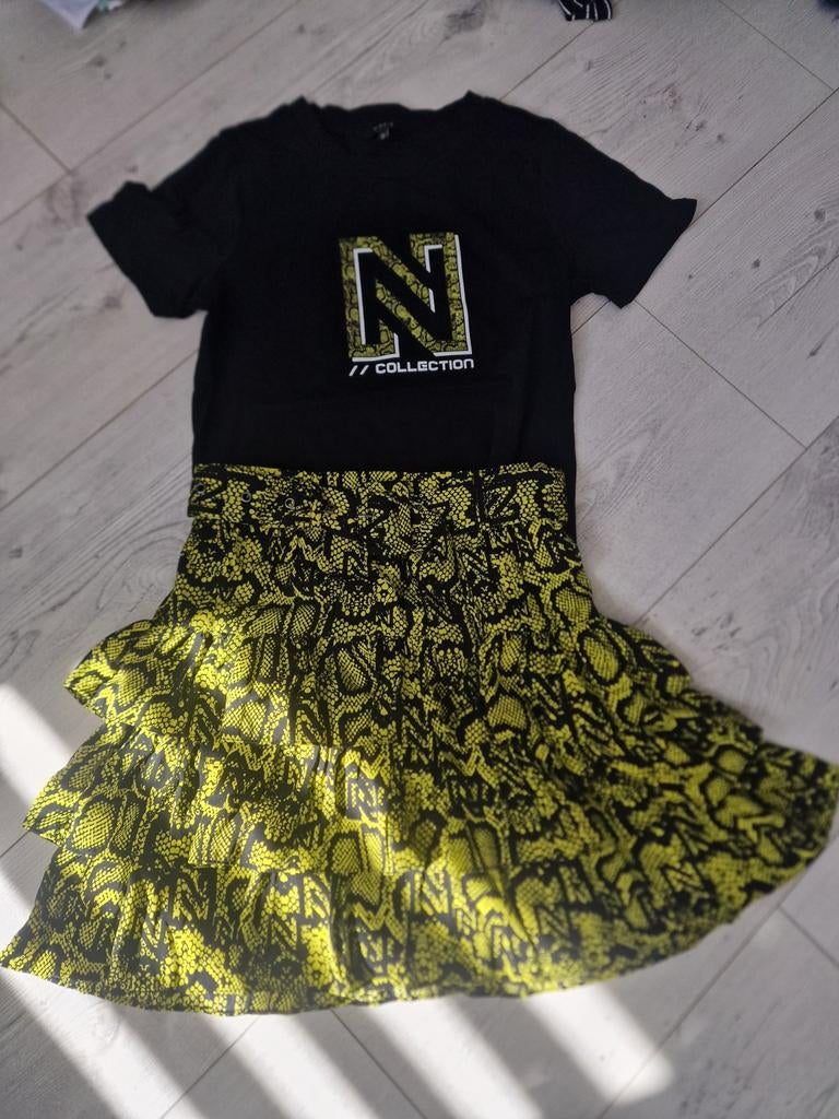 NIKKIE zwarte T-shirt met gele rok met slangenprint, Zwart, Ophalen of Verzenden, Maat 34 (XS) of kleiner, Boven de knie