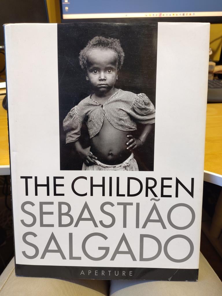 The Children - Sebastião Salgado - Groot formaat portretten, Boeken, Ophalen of Verzenden, Gelezen, Fotografen, Sebastião Salgado