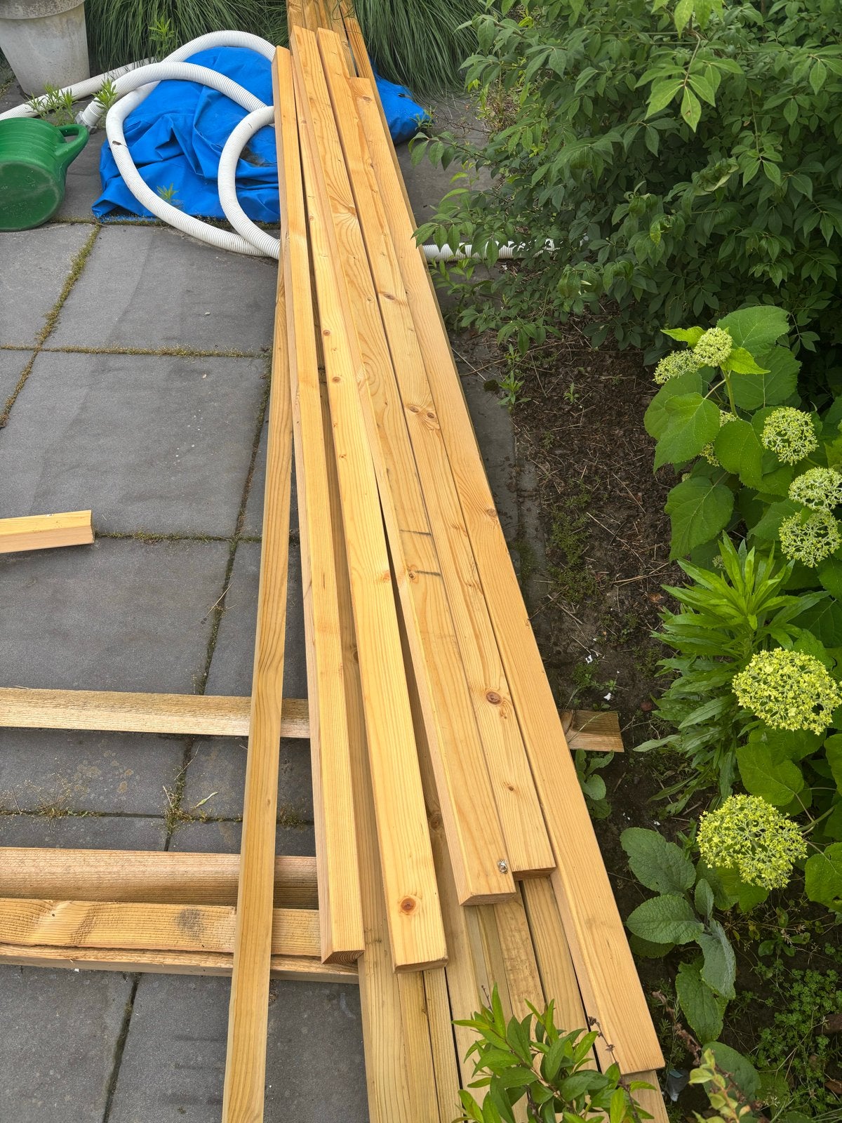 Diverse partij houten planken en balken, Doe-het-zelf en Verbouw, Hout en Planken, Ophalen, Gebruikt, 25 tot 50 mm, Grenen