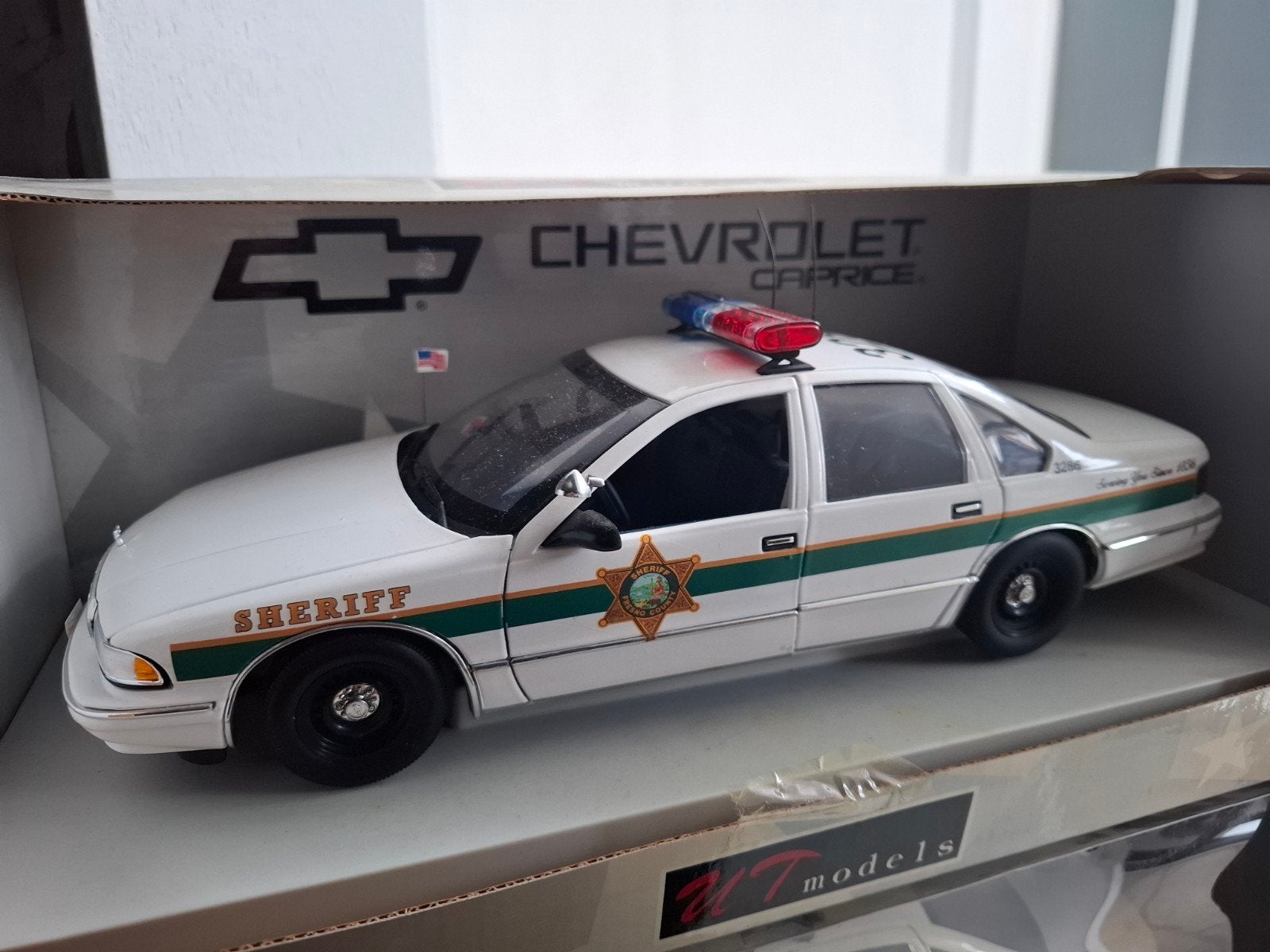 UT Models Chevrolet Caprice Fresno County Sheriff 1:18, Ophalen of Verzenden, Zo goed als nieuw, Overige merken