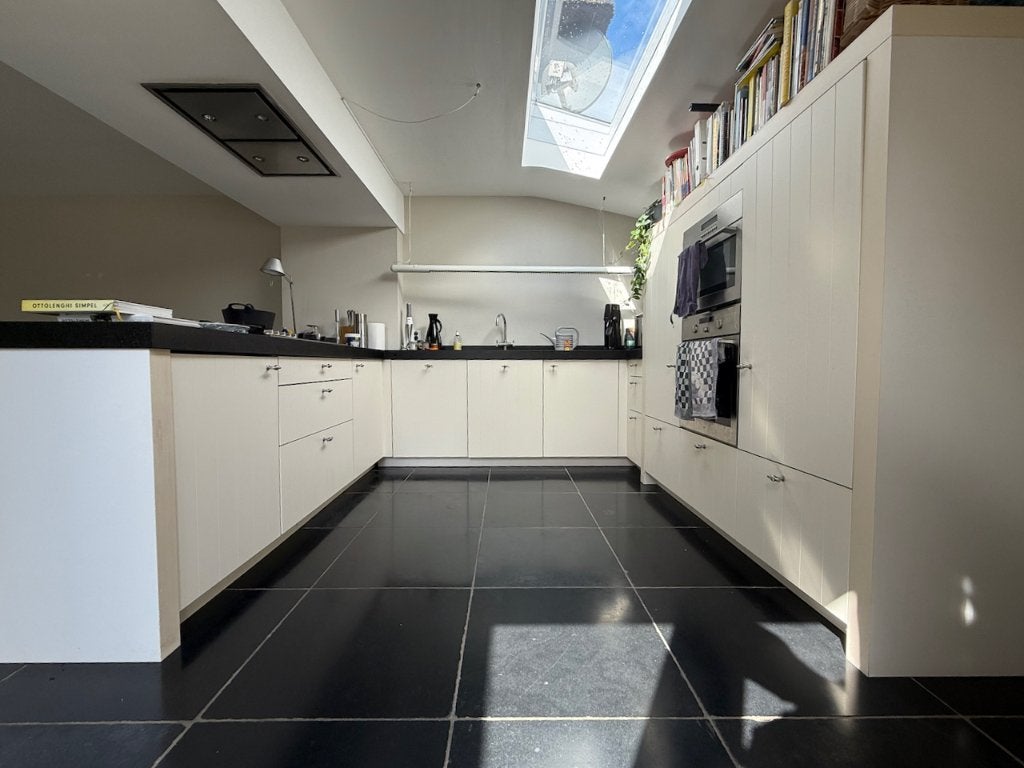 Moderne U-keuken met kookeiland en inbouwapparatuur, Ophalen, Gebruikt, U-keuken, Wit